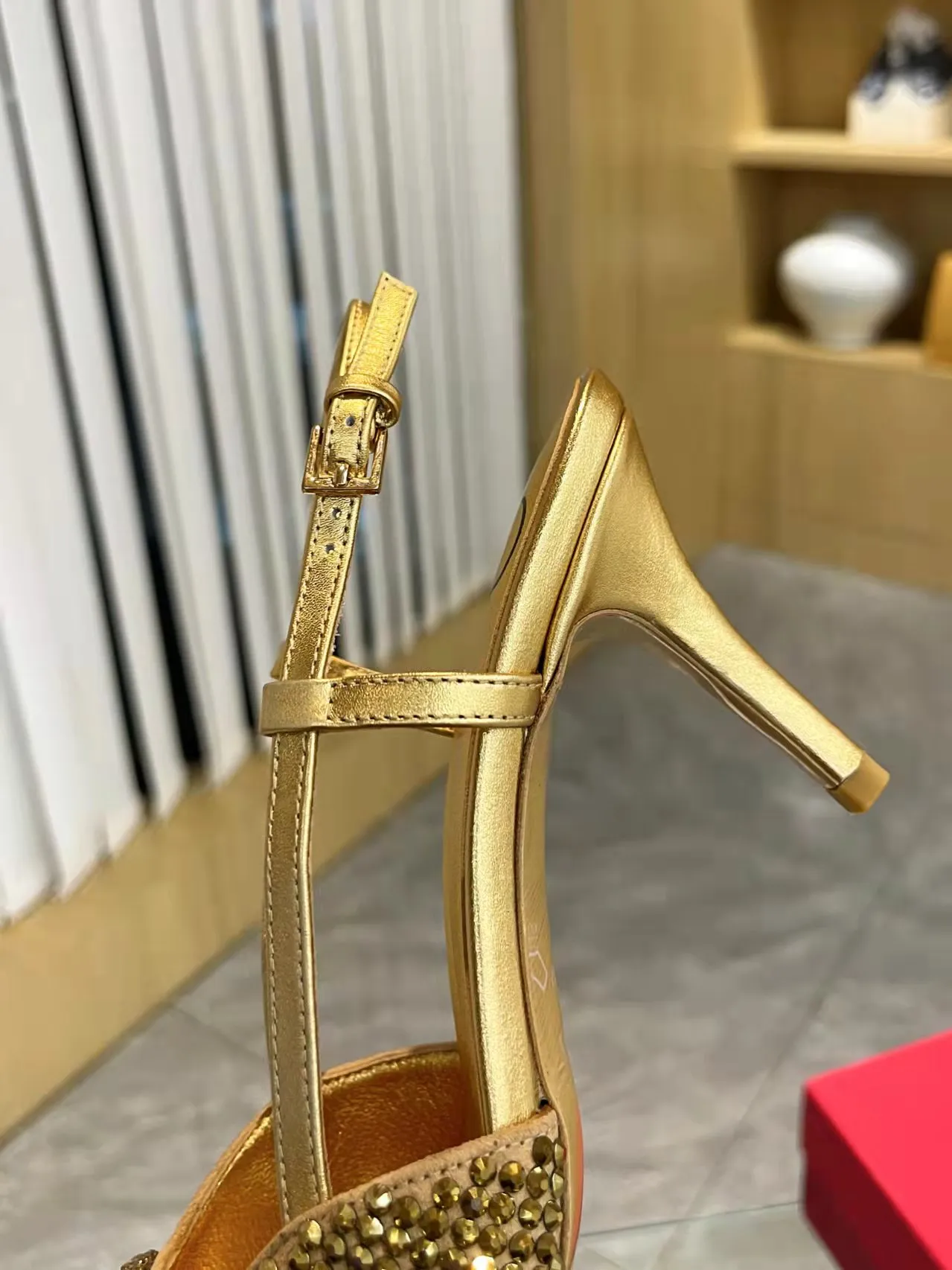 👟👟Ex-factory price 440👟👟 Genuine leather sole + 40 Kloesch diamond buckle Valentino.Valentino big v buckle single shoes ㊙️Latest series of counter genuine version with perfect details. Authentic products are made one to one. All details are consistent with genuine ones. The upper foot is very pedicure type. The key point is that it is very good and easy to control. It does not wear the feet and does not tire the feet. It is a walking artifact. The last shape is completely compared to the counter. The details are perfect. It is impossible to make such an exquisite product without the original version. Exclusive molded brass color. The highest version on the market. Fabric: imported sheepskin, lining and foot pads are all sheepskin. Color: 13 colors available. Sizes (34 to 42). Customized size 34 and 42. Non-returnable and non-exchangeable. Heel height: 7CM. Rubber sole. Genuine leather sole +40